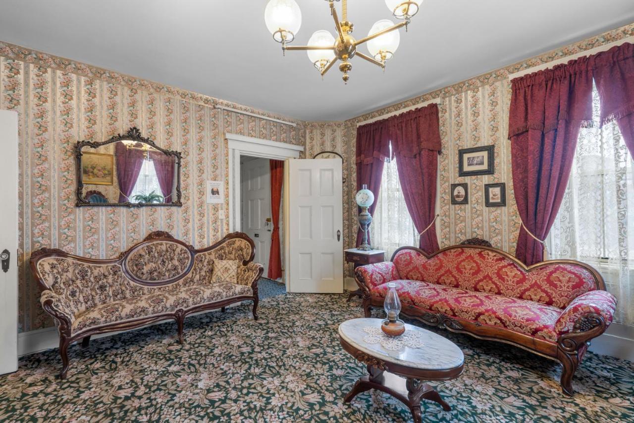 Bed and Breakfast Lizzie Borden House à Fall River Extérieur photo